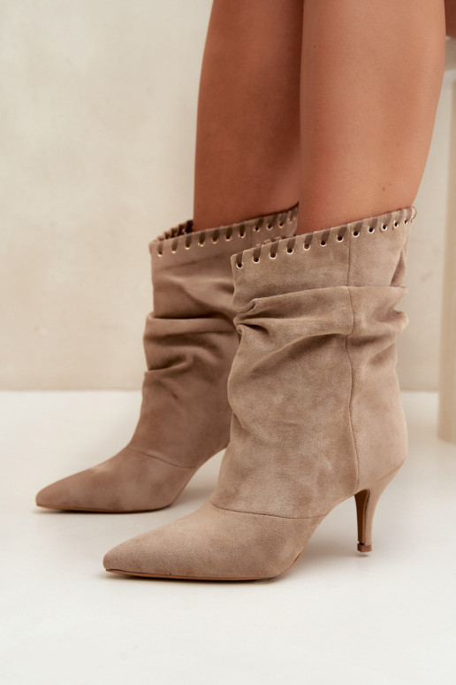 Botines arrugados con tacones finos en color arena Herella