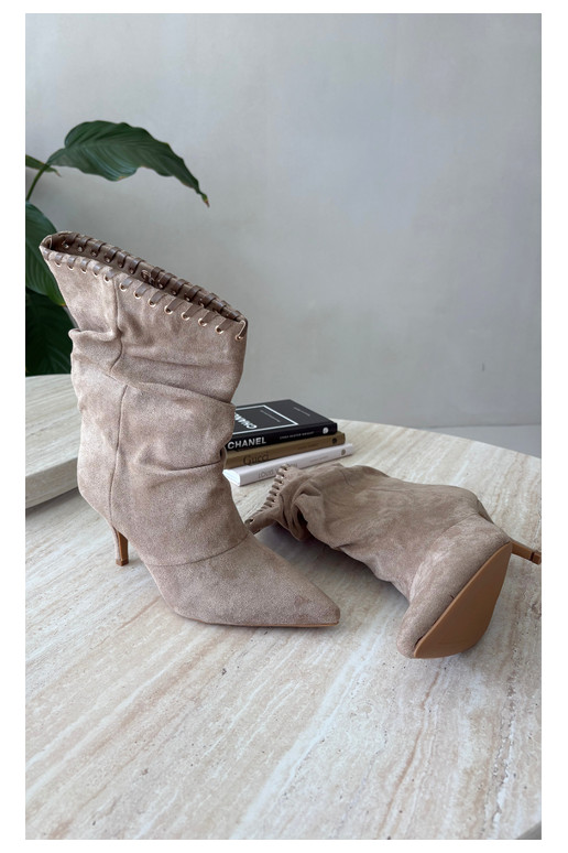 Botines arrugados con tacones finos en color arena Herella