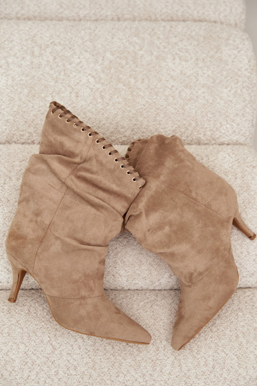 Botines arrugados con tacones finos en color arena Herella