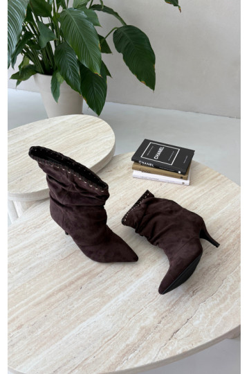 Botines arrugados con tacones finos en color chocolate Herella 2