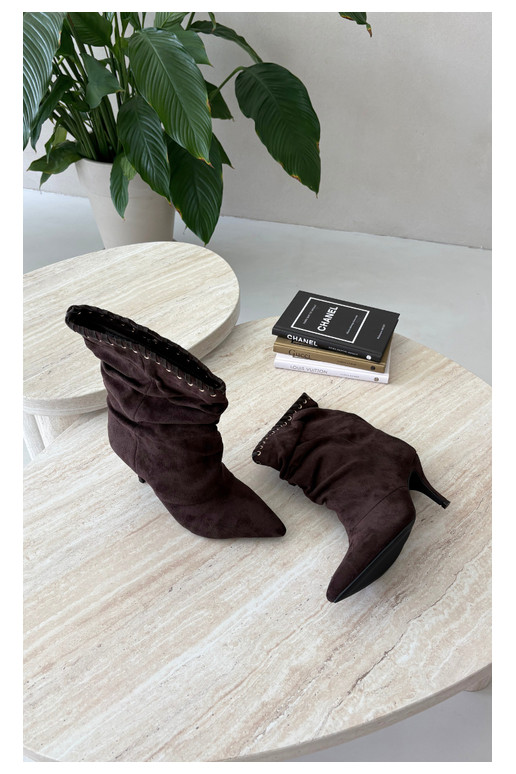 Botines arrugados con tacones finos en color chocolate Herella