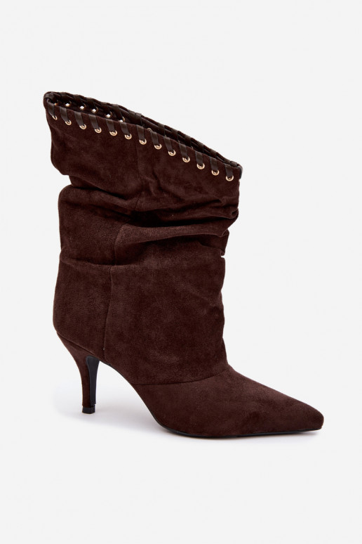 Botines arrugados con tacones finos en color chocolate Herella