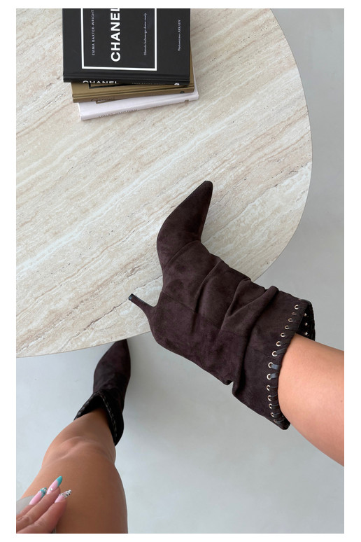 Botines arrugados con tacones finos en color chocolate Herella