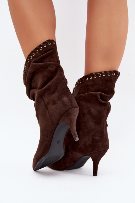 Botines arrugados con tacones finos en color chocolate Herella