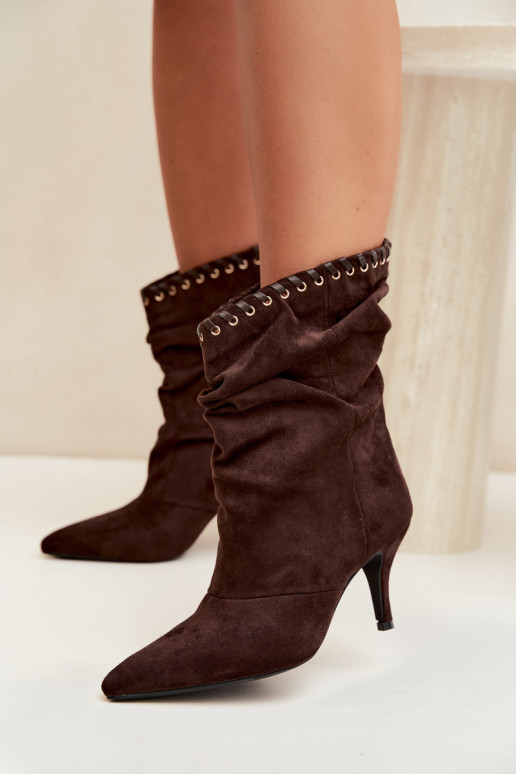Botines arrugados con tacones finos en color chocolate Herella