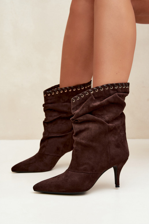 Botines arrugados con tacones finos en color chocolate Herella