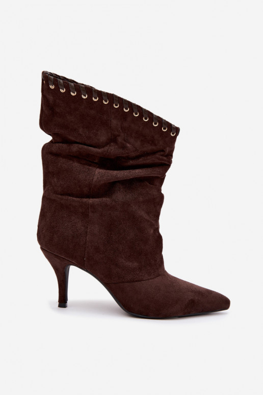 Botines arrugados con tacones finos en color chocolate Herella
