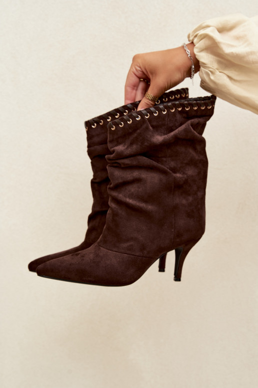 Botines arrugados con tacones finos en color chocolate Herella