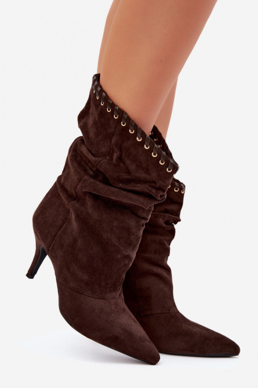 Botines arrugados con tacones finos en color chocolate Herella