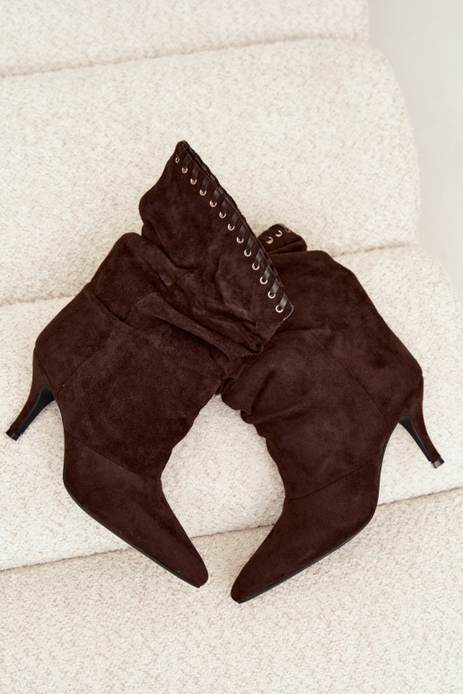 Botines arrugados con tacones finos en color chocolate Herella