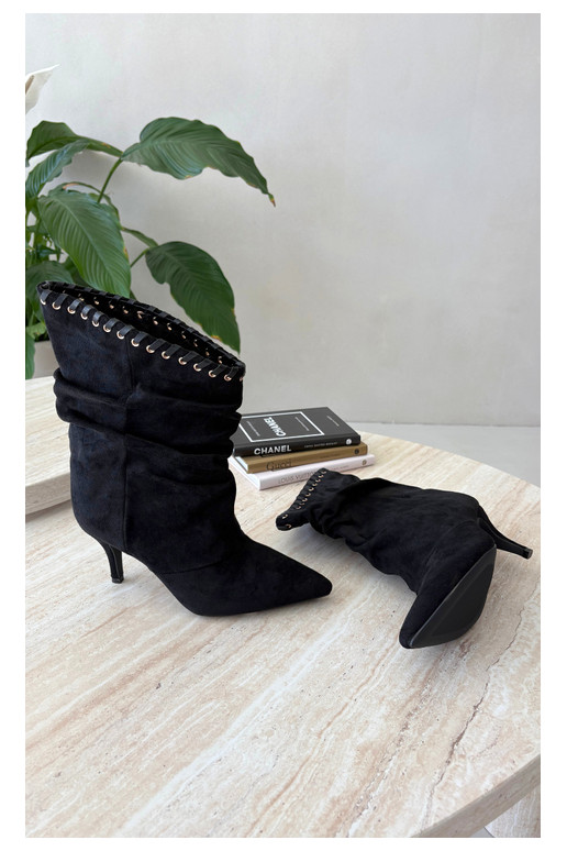 Botines arrugados con tacones finos en color negro Herella