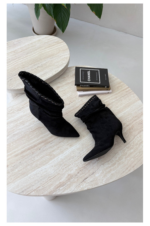 Botines arrugados con tacones finos en color negro Herella