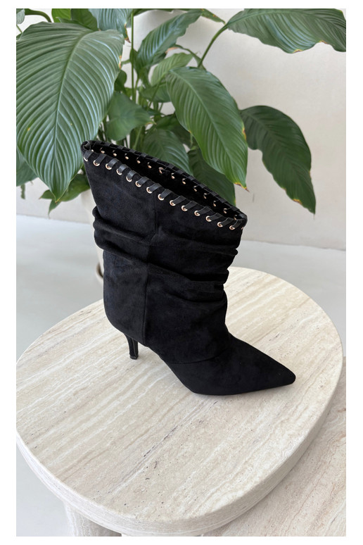 Botines arrugados con tacones finos en color negro Herella