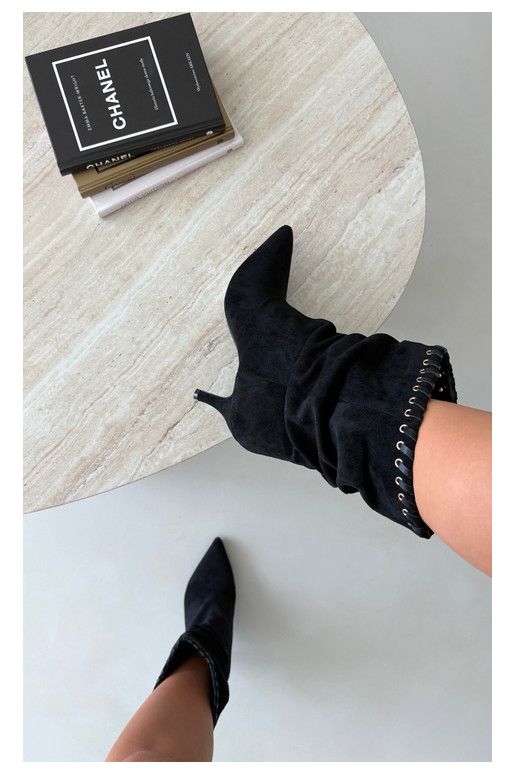 Botines arrugados con tacones finos en color negro Herella