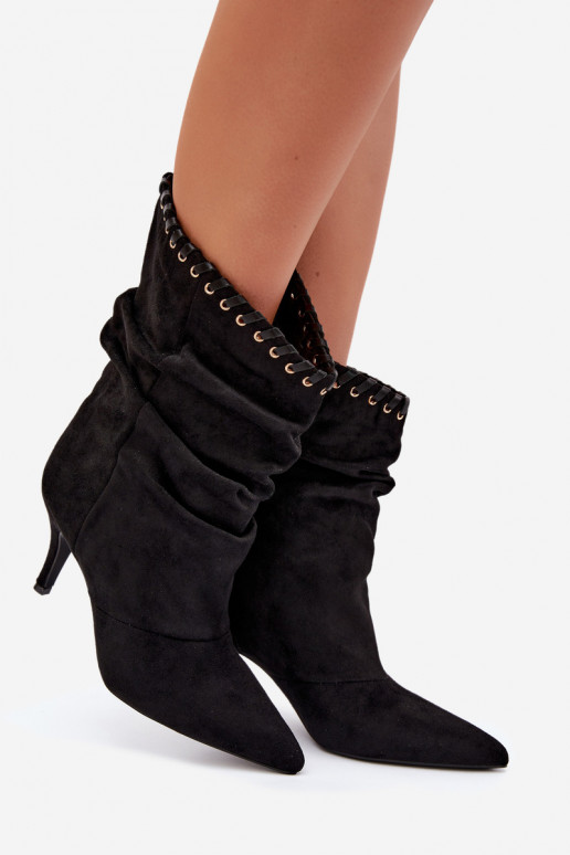 Botines arrugados con tacones finos en color negro Herella