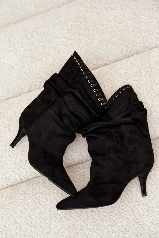 Botines arrugados con tacones finos en color negro Herella