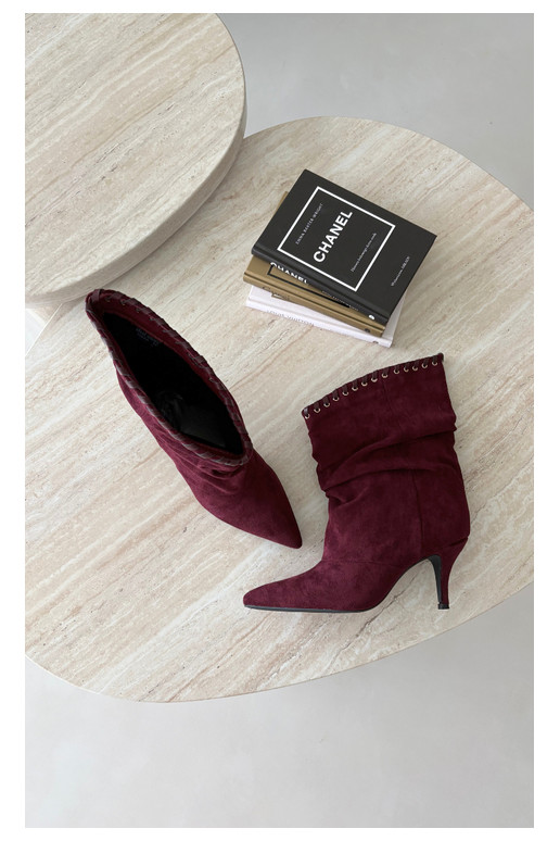 Botines arrugados con tacones finos en color burdeos Herella