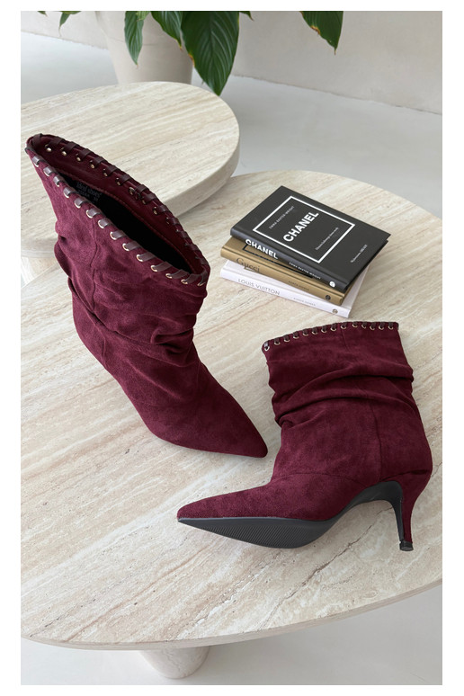 Botines arrugados con tacones finos en color burdeos Herella