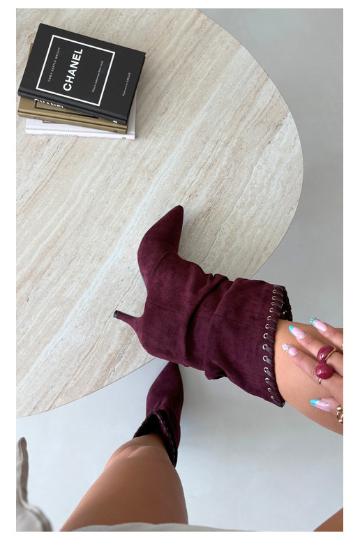 Botines arrugados con tacones finos en color burdeos Herella