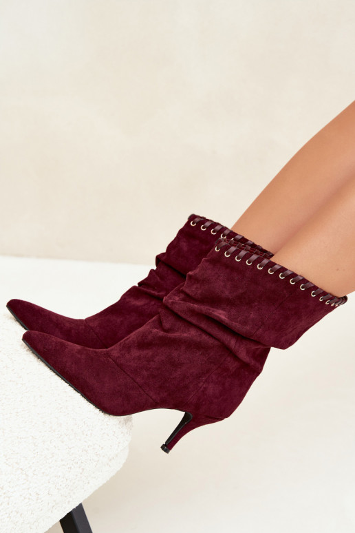Botines arrugados con tacones finos en color burdeos Herella