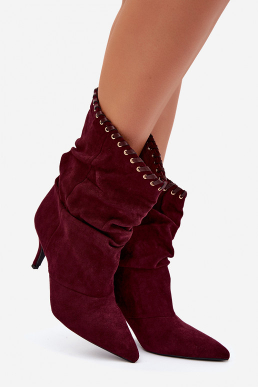 Botines arrugados con tacones finos en color burdeos Herella