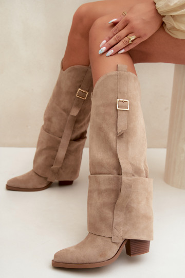 Botas por encima de la rodilla para mujer con tacones, volantes y hebillas en color arena Caster