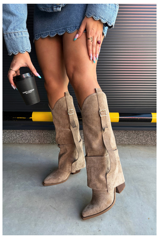 Botas por encima de la rodilla para mujer con tacones, volantes y hebillas en color arena Caster