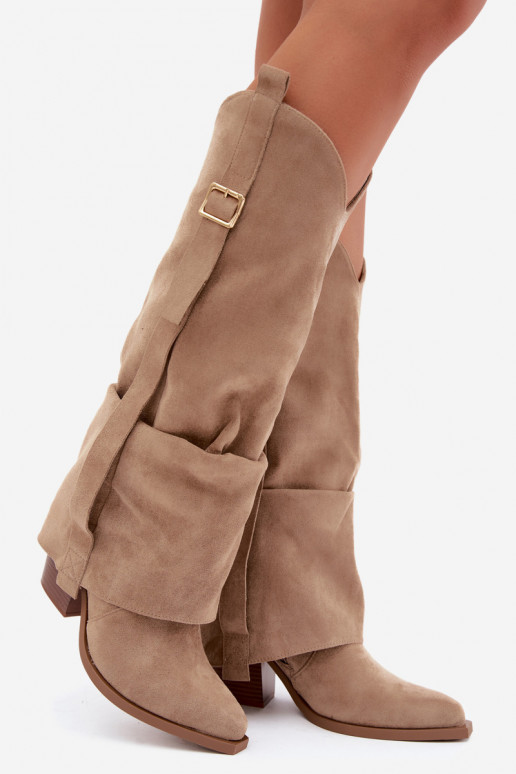 Botas por encima de la rodilla para mujer con tacones, volantes y hebillas en color arena Caster