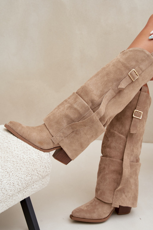 Botas por encima de la rodilla para mujer con tacones, volantes y hebillas en color arena Caster