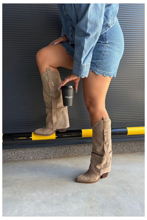 Botas por encima de la rodilla para mujer con tacones, volantes y hebillas en color arena Caster