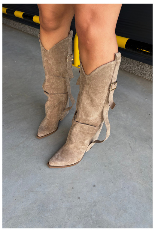 Botas por encima de la rodilla para mujer con tacones, volantes y hebillas en color arena Caster