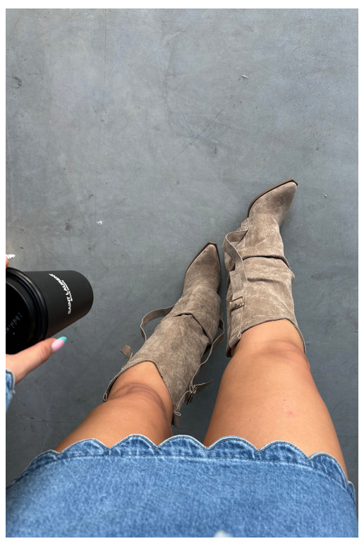 Botas por encima de la rodilla para mujer con tacones, volantes y hebillas en color arena Caster