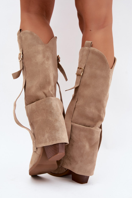 Botas por encima de la rodilla para mujer con tacones, volantes y hebillas en color arena Caster