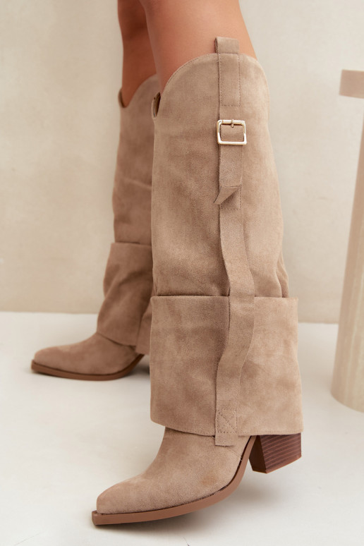 Botas por encima de la rodilla para mujer con tacones, volantes y hebillas en color arena Caster