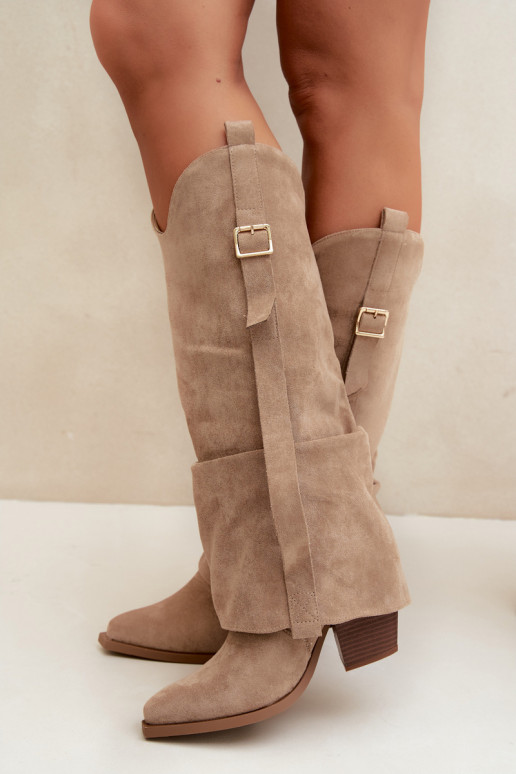 Botas por encima de la rodilla para mujer con tacones, volantes y hebillas en color arena Caster