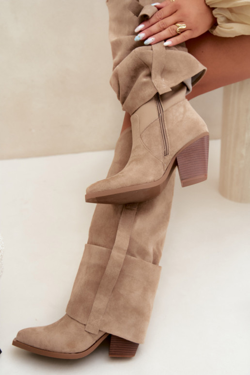 Botas por encima de la rodilla para mujer con tacones, volantes y hebillas en color arena Caster