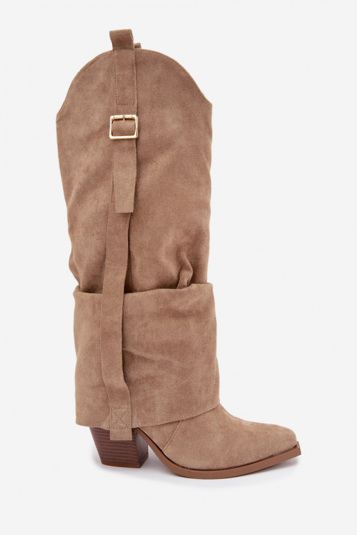 Botas por encima de la rodilla para mujer con tacones, volantes y hebillas en color arena Caster