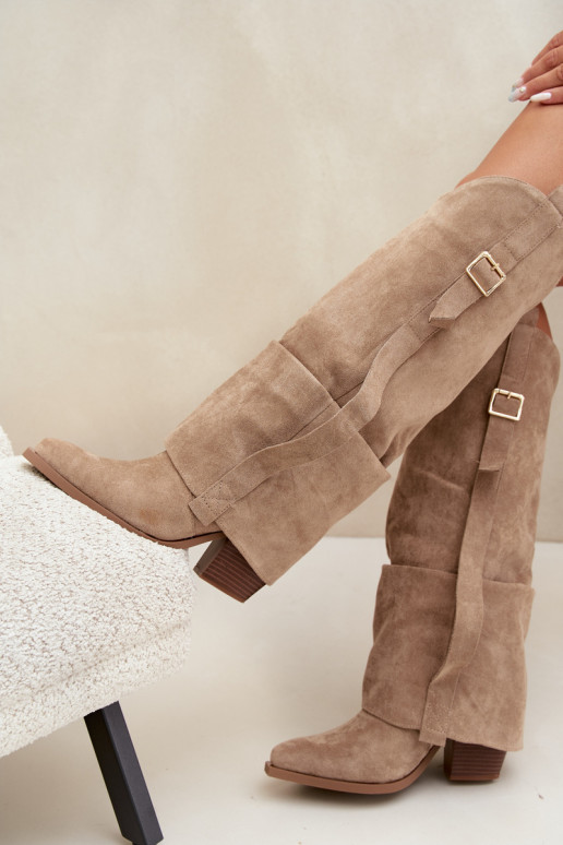 Botas por encima de la rodilla para mujer con tacones, volantes y hebillas en color arena Caster