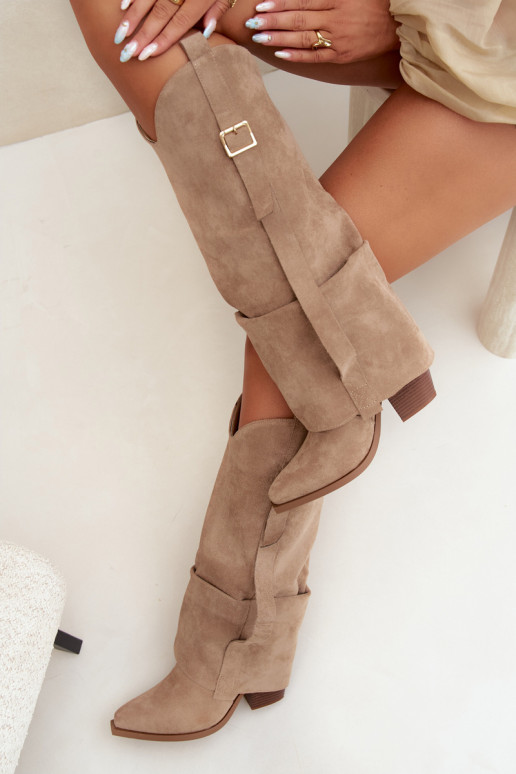 Botas por encima de la rodilla para mujer con tacones, volantes y hebillas en color arena Caster