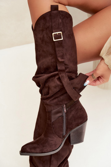 Botas por encima de la rodilla para mujer con tacones, volantes y hebillas en color chocolate Caster