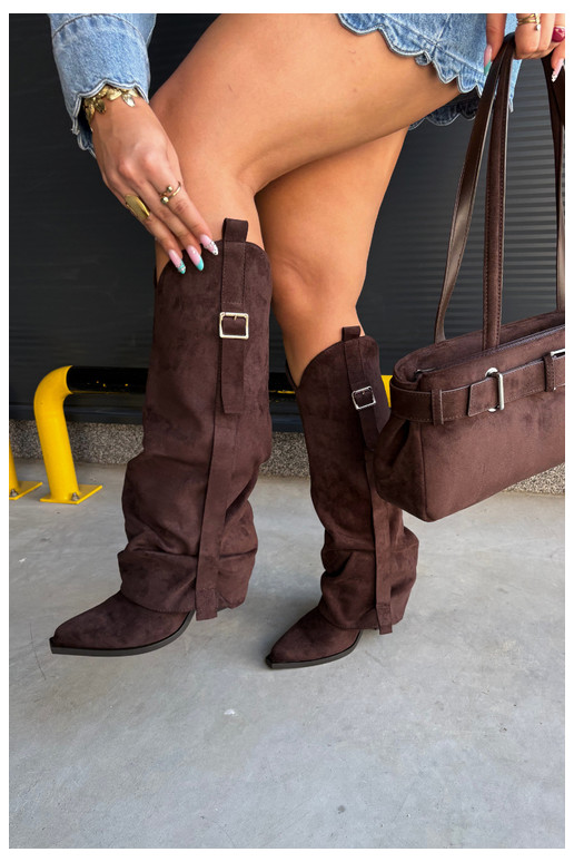 Botas por encima de la rodilla para mujer con tacones, volantes y hebillas en color chocolate Caster