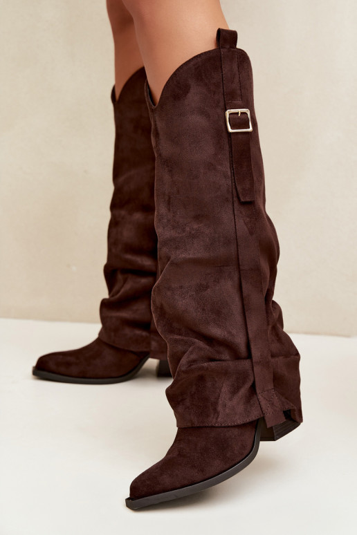 Botas por encima de la rodilla para mujer con tacones, volantes y hebillas en color chocolate Caster