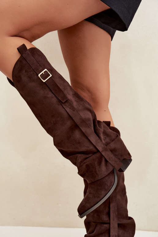 Botas por encima de la rodilla para mujer con tacones, volantes y hebillas en color chocolate Caster