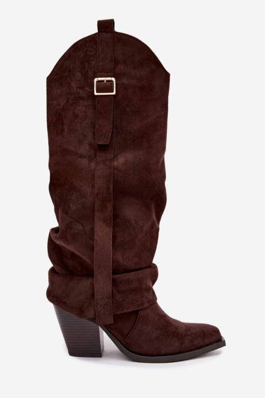 Botas por encima de la rodilla para mujer con tacones, volantes y hebillas en color chocolate Caster
