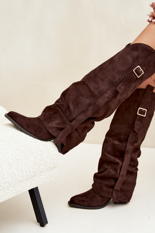 Botas por encima de la rodilla para mujer con tacones, volantes y hebillas en color chocolate Caster