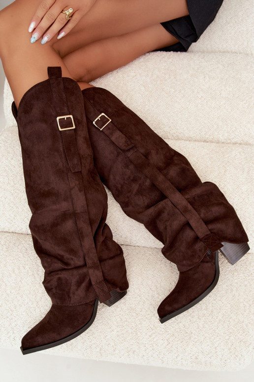 Botas por encima de la rodilla para mujer con tacones, volantes y hebillas en color chocolate Caster