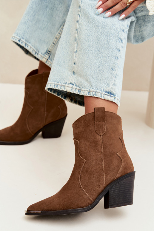 Botas marrones de ante de estilo cowboy aisladas con tacones Pelsa