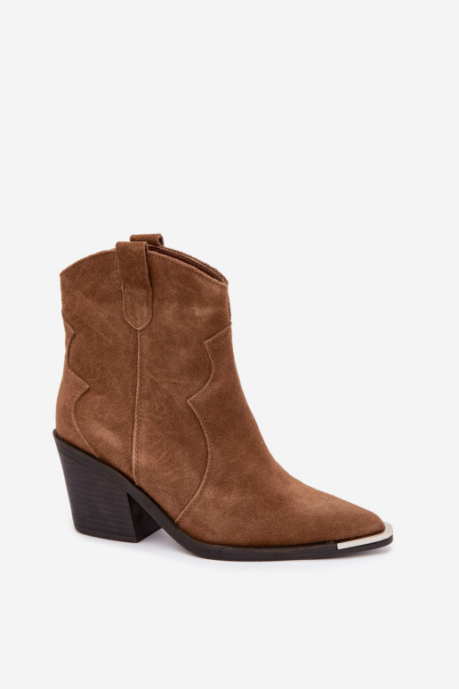 Botas marrones de ante de estilo cowboy aisladas con tacones Pelsa