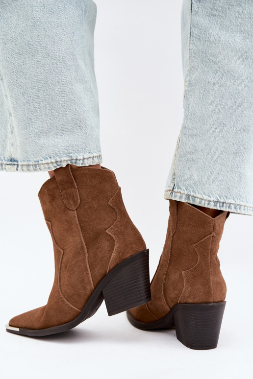 Botas marrones de ante de estilo cowboy aisladas con tacones Pelsa