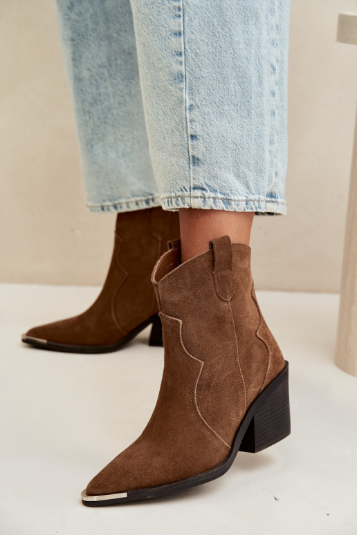 Botas marrones de ante de estilo cowboy aisladas con tacones Pelsa